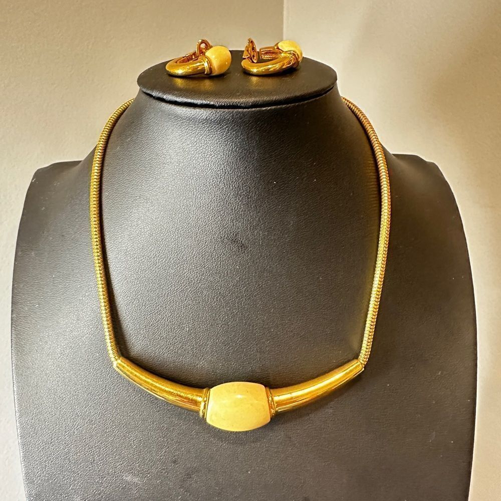 RARE VTG 1977 genuine Givenchy earrings and collar necklace set in gold tone! - Picture 15 of 16